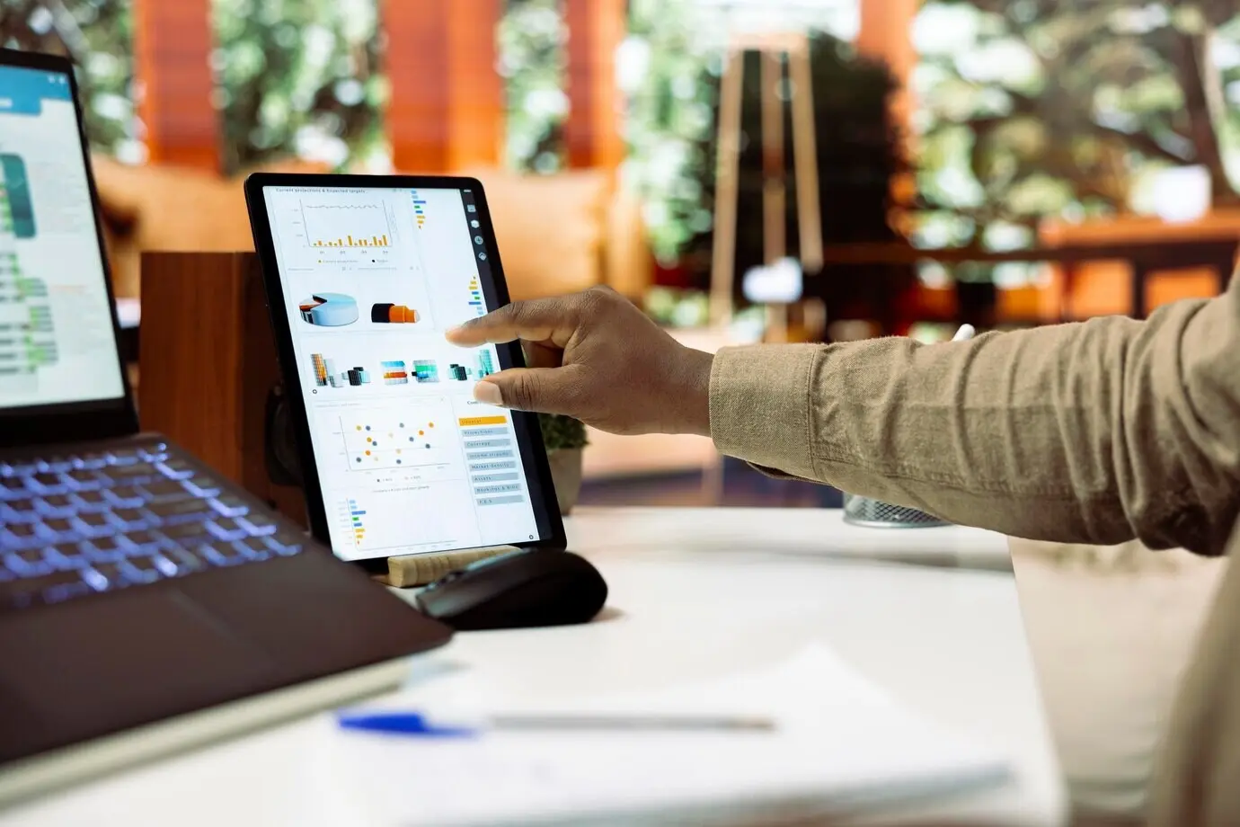 Аналитик компании, изучающий прогресс деловой деятельности в достижении стратегических целей.