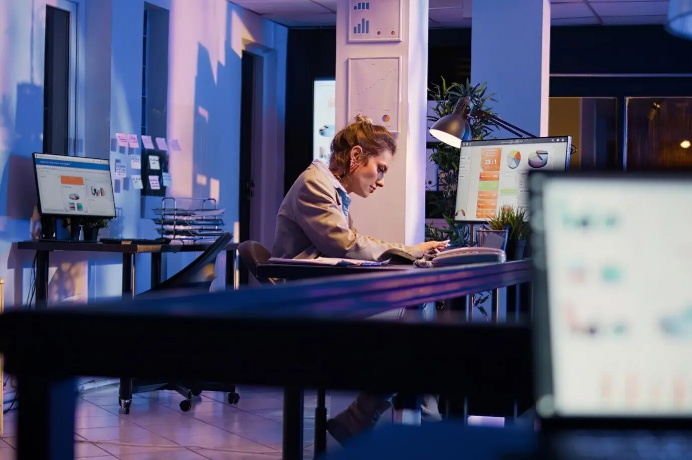 Молодой менеджер встает, чтобы облегчить боль в спине.