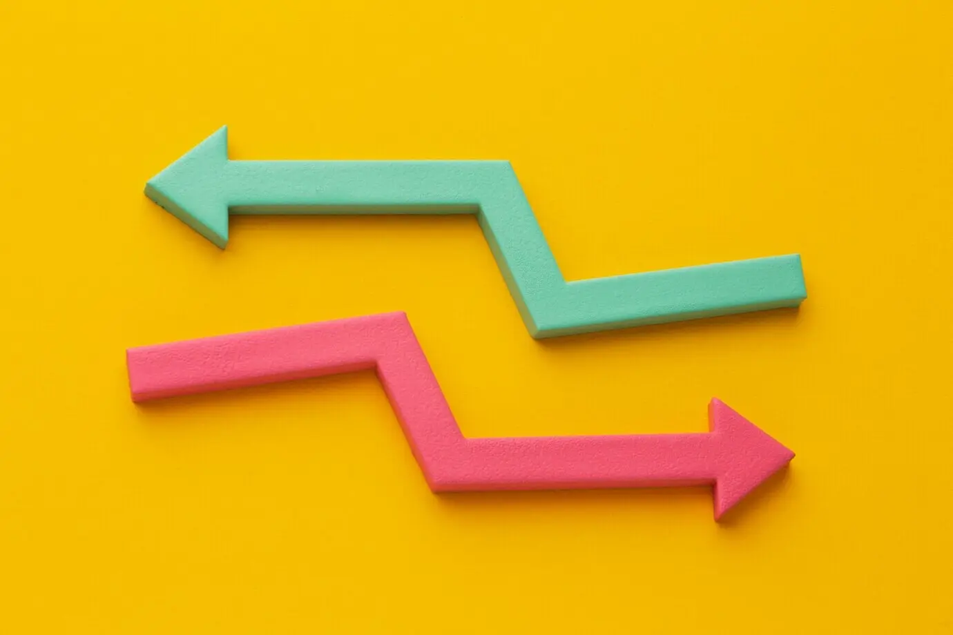 Вид сверху на презентацию статистики со стрелкой