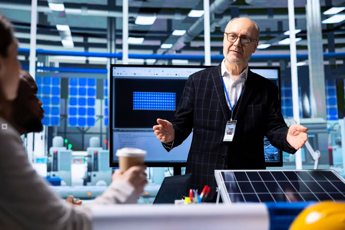 Escena de laboratorio donde expertos iteran sobre construcción de sistemas de alfabetización financiera corporativa